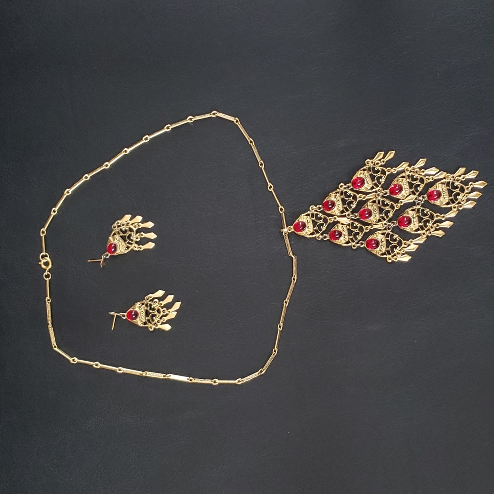 Absolutely Beautiful Vintage Necklace with matching Earrings
